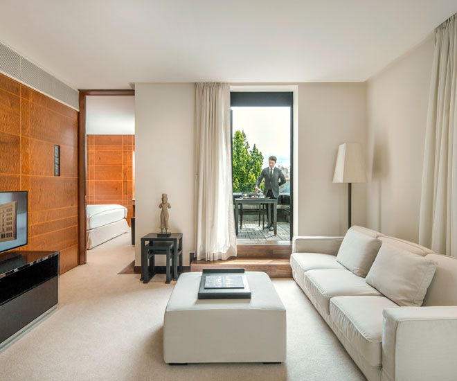 The suite of the COMO The Halkin Belgravia opens up into the balcony.
